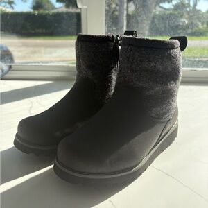 Boys Black & Gray Winter Boots - (Ugg)